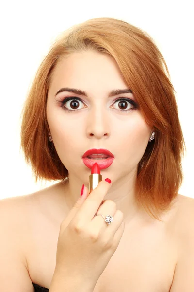 Bela mulher está aplicando seus lábios com batom vermelho — Fotografia de Stock