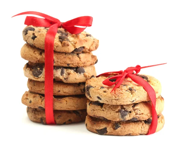 Biscuits aux pépites de chocolat avec rubans rouges isolés sur blanc Images De Stock Libres De Droits