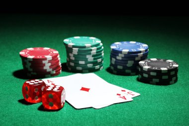 kartları ve yeşil masada Poker fişleri