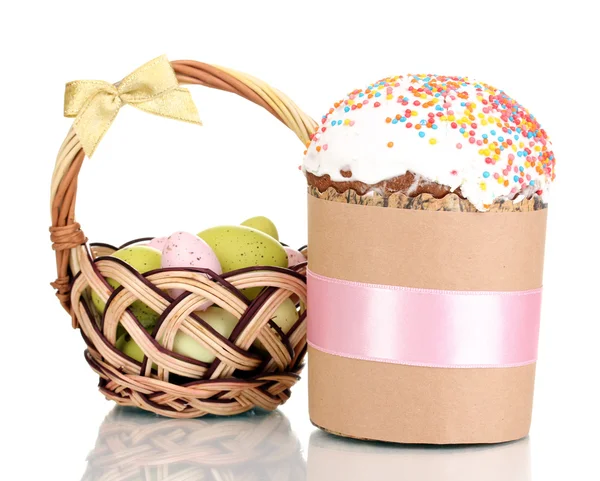 Krásné Velikonoční koláč s vejci v košíku izolovaných na bílém — Stock fotografie