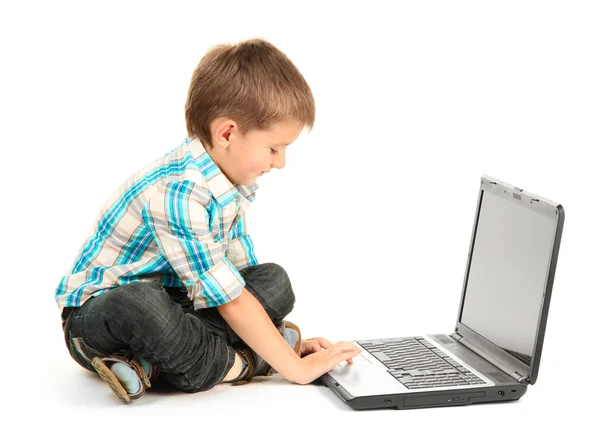 Legrační malý chlapec s notebookem izolovaných na bílém — Stock fotografie