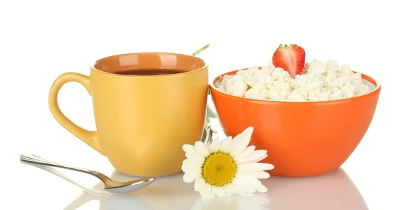 Τυρί cottage με φράουλα σε πορτοκαλί μπολ και πορτοκαλί Κύπελλο με τον καφέ, κουτάλι και λουλουδιών που απομονώνονται σε λευκό — Φωτογραφία Αρχείου