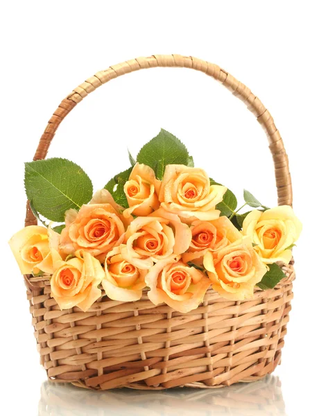 Hermoso ramo de rosas en cesta aislada en blanco —  Fotos de Stock