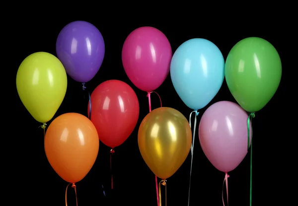 Красочные воздушные шары на черном фоне — стоковое фото