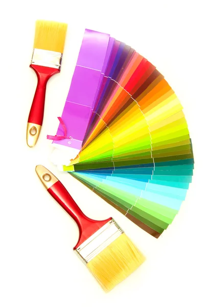 Penslar och ljusa palett med färger som isolerad på vit — Stockfoto