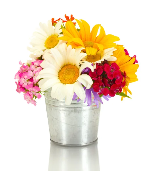 Belo buquê de flores silvestres brilhantes em balde, isolado em branco — Fotografia de Stock