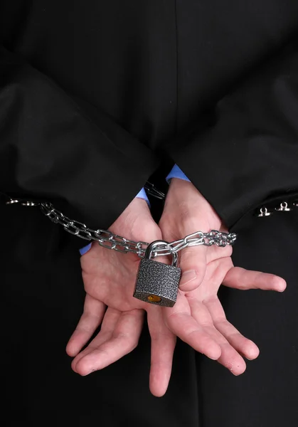 Mãos de empresário amarradas com corrente e cadeado — Fotografia de Stock