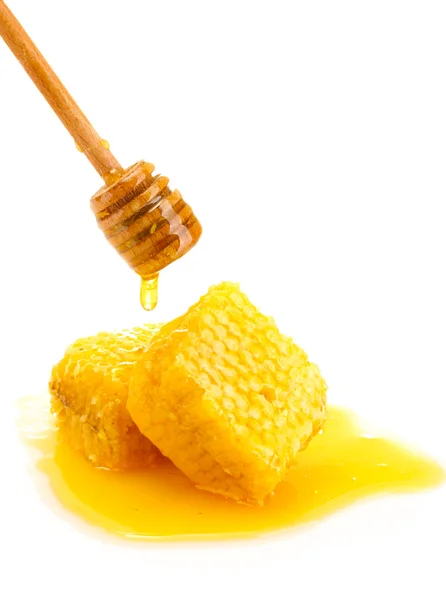 Favos de mel dourados com mel isolado em branco — Fotografia de Stock