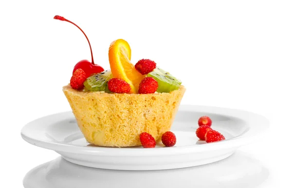 Zoete cake met vruchten op plaat geïsoleerd op wit — Stockfoto