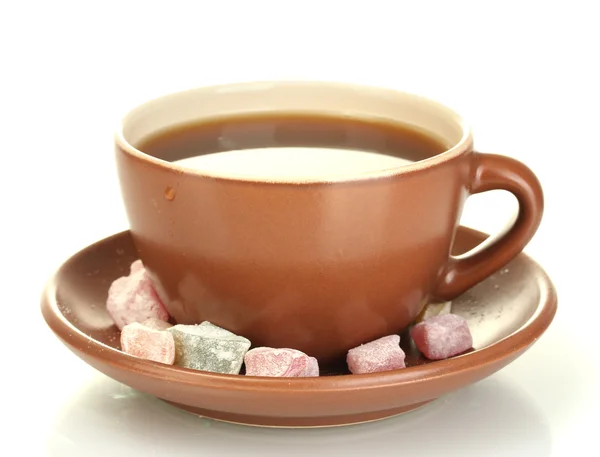 Una taza de té con una deliciosa delicia turca aislada en blanco —  Fotos de Stock