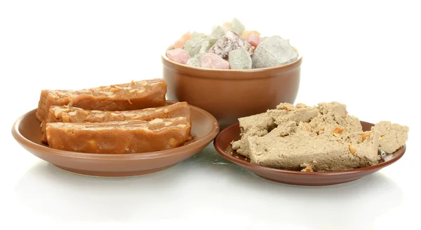 Восточные сладости - халва, шербет и турецкий восторг, изолированные на белом — стоковое фото