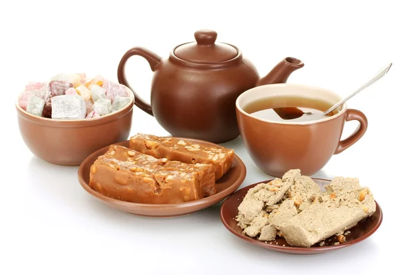 Teekanne mit Tasse und Untertasse mit orientalischen Süßigkeiten - türkisches Vergnügen, Serbet und Halva isoliert auf weiß — Stockfoto