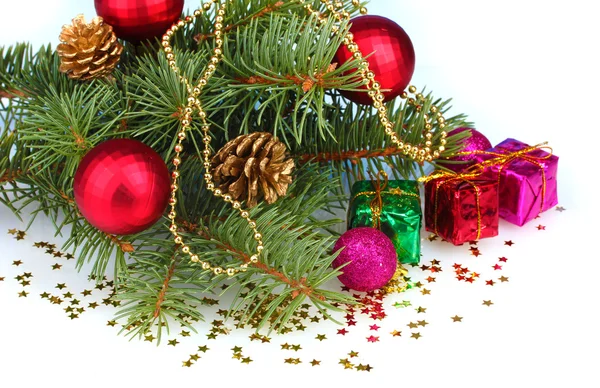 Árvore de Natal verde com presente, brinquedo e cones isolados em branco — Fotografia de Stock