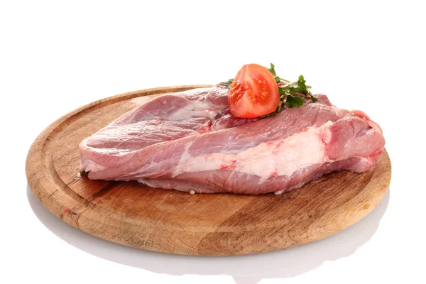 Carne crua com tomate em uma tábua de madeira isolada em branco — Fotografia de Stock