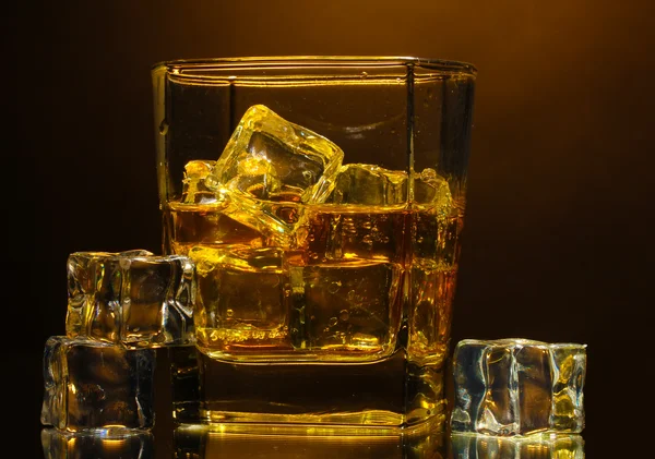 Ποτήρι σκοτσέζικο ουίσκι και το πάγο σε καφέ φόντο — Φωτογραφία Αρχείου
