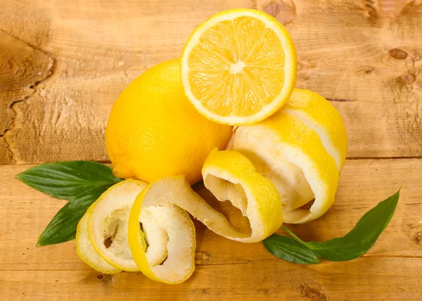 Zralých citronů s listy na dřevěný stůl — Stock fotografie