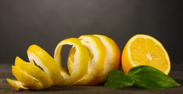 Yapraklar gri arka plan üzerinde ahşap masa üzerinde olgunlaşmış limon — Stok fotoğraf