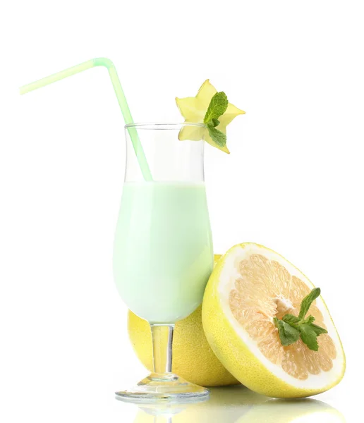 Молочный коктейль с Помело и Corambola изолированы на белом — стоковое фото
