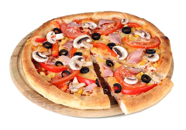 In Scheiben geschnittene Pizza in Großaufnahme isoliert auf weiß — Stockfoto