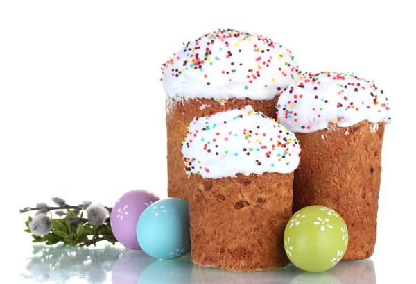 Krásné velikonoční dorty a barevné vejce izolovaných na bílém — Stock fotografie