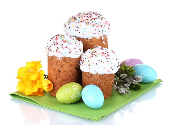 Hermosos pasteles de Pascua, huevos coloridos en cesta y flores aisladas en blanco —  Fotos de Stock