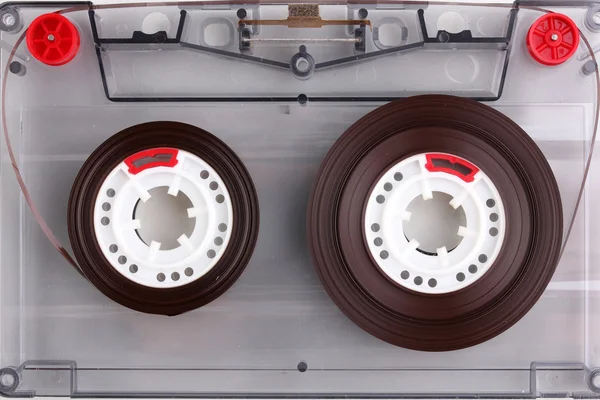 Аудиокассета с цветной этикеткой крупным планом — стоковое фото