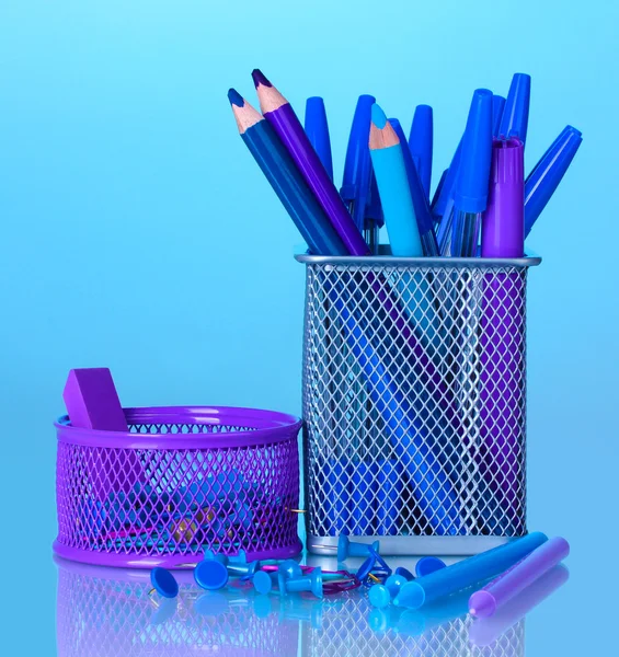 Färg hållare för kontorsmateriel med dem på ljusa färgglada bakgrund — Stockfoto
