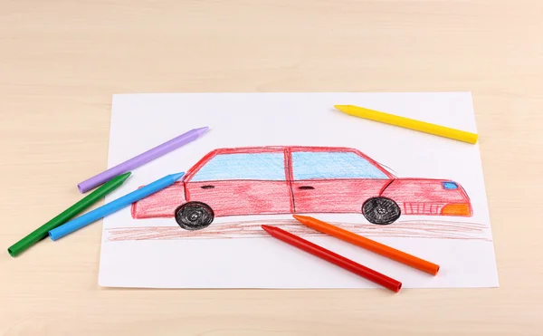 Dibujo infantil de coche rojo y lápices sobre fondo de madera —  Fotos de Stock