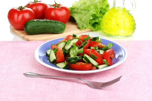 Färsk sallad med tomater och gurkor — Stockfoto