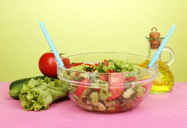 Свіжий салат з помідорами та огірками на зеленому фоні — стокове фото