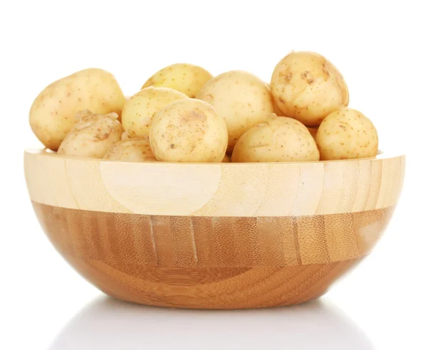 Jonge aardappelen in een houten kom geïsoleerd op wit — Stockfoto