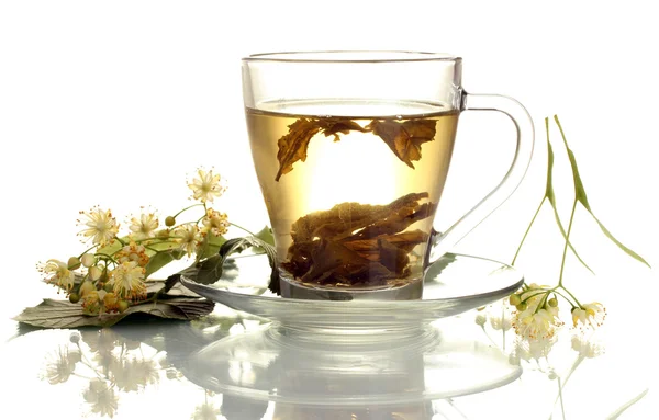 Tazza di tè di tiglio e fiori isolati su bianco — Foto Stock