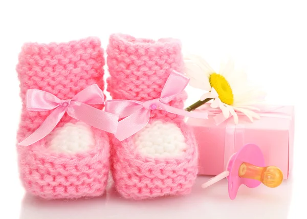 ピンクの赤ちゃんブーツ、おしゃぶり、ギフト白で隔離される花 — ストック写真