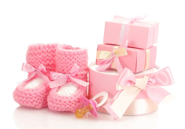 Buty dla dzieci różowy, smoczek i prezenty na białym tle — Zdjęcie stockowe