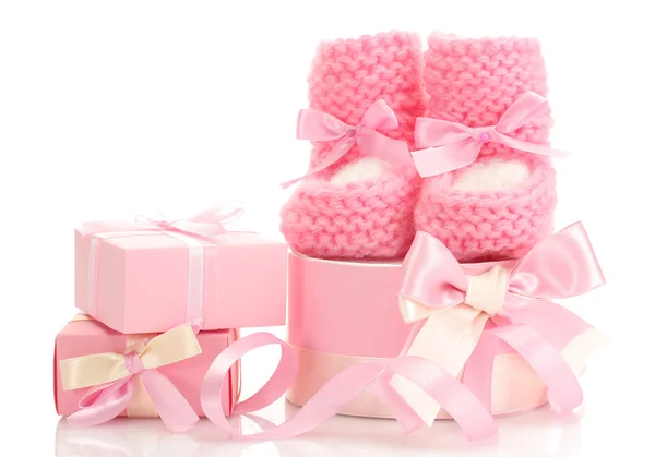 Botas de bebê rosa e presentes isolados no branco — Fotografia de Stock