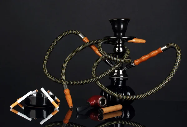 Інструменти для куріння - кальян, сигарета, цигарка та труба ізольовані на чорному тлі — стокове фото