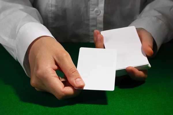 Karty w ręce na zielony stół — Zdjęcie stockowe