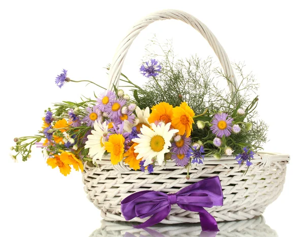 Bellissimo bouquet di fiori di campo luminosi in cesto, isolato su bianco — Foto Stock