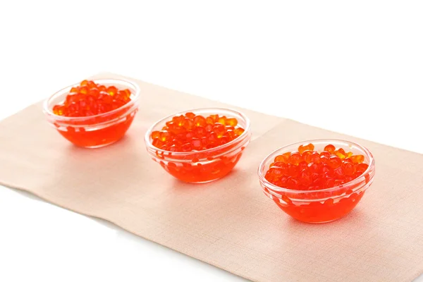 Rode kaviaar in glazen kommen geïsoleerd op wit — Stockfoto