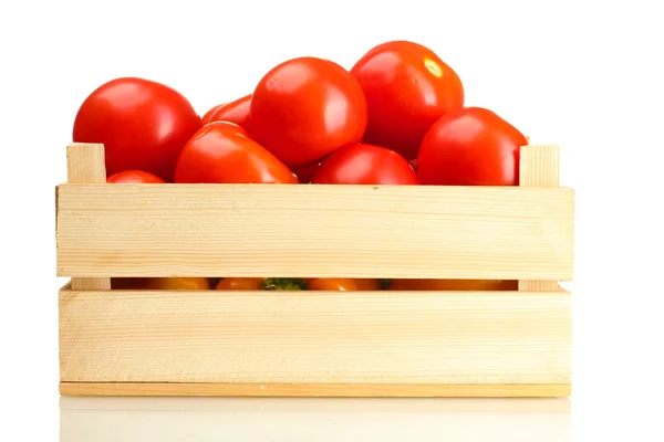 Zralá červená rajčata v dřevěné krabici, izolované na bílém — Stock fotografie