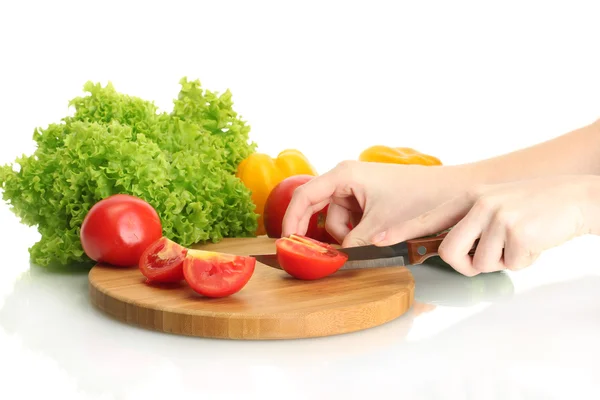 Mujer manos cortar verduras en pizarra de cocina — Foto de Stock