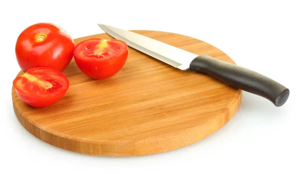 成熟的红番茄和刀子在砧板上白色隔离 — 图库照片