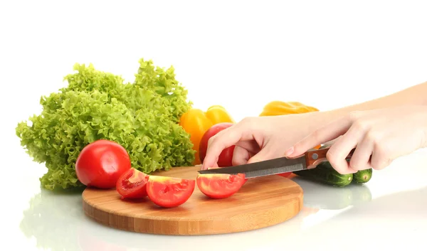 Frau schneidet Gemüse auf Küchentafel — Stockfoto