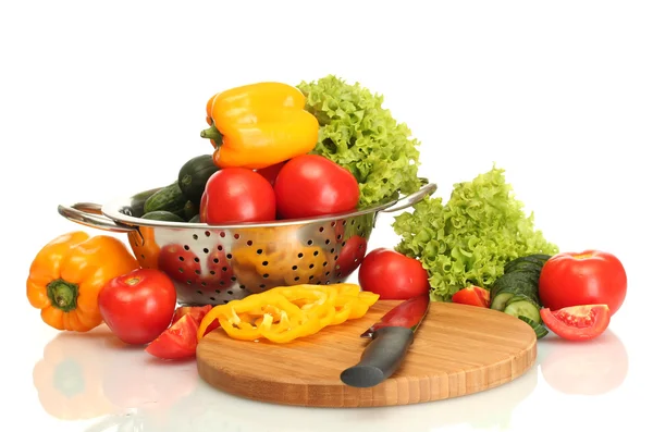 Свежие овощи и нож на разделочной доске изолированы на белом — стоковое фото