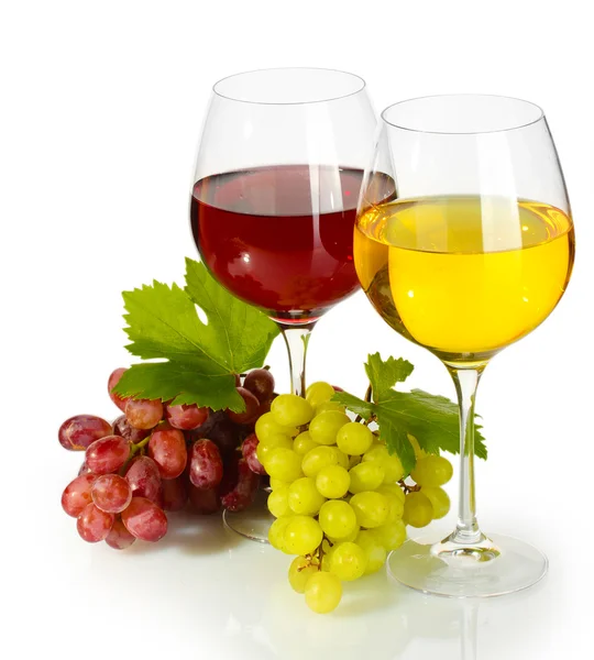 Glazen wijn en rijpe druiven geïsoleerd op wit — Stockfoto