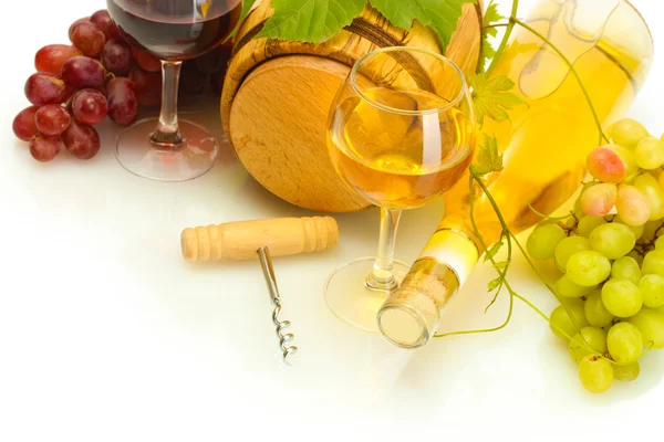 每桶、 瓶及杯酒和成熟的葡萄上白色隔离 — 图库照片