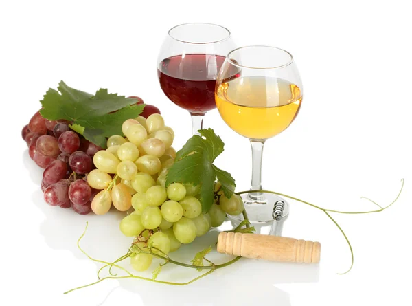 Gläser Wein und reife Trauben isoliert auf weiß — Stockfoto