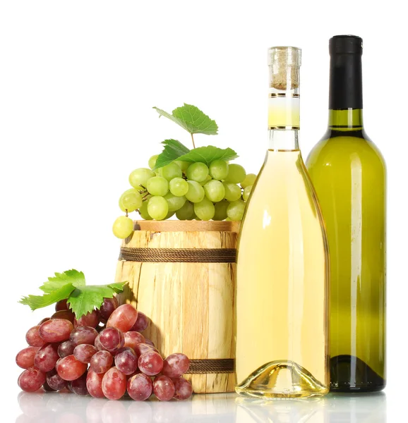 Fat och flaskor vin och mogna druvor isolerad på vit — Stockfoto