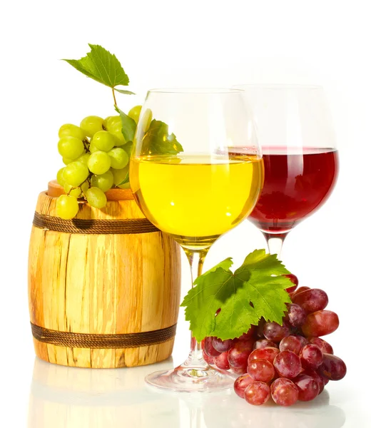 Βαρέλι και ποτήρια κρασί και ώριμα σταφύλια που απομονώνονται σε λευκό — Φωτογραφία Αρχείου