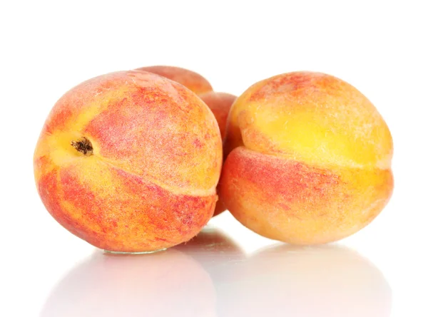 成熟的桃子在白色的背景上被隔离 — 图库照片